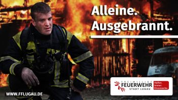 Motiv zur Imagekampagne: Ausgebrannter Feuerwehrmann vor einem brennenden Objekt