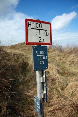 Schild weist den Weg zum Hydranten