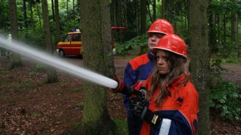 Zwei JF-Mitglieder "löschen" einen Waldbrand | Foto: FF Lugau