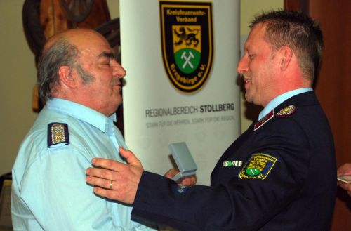 Dank vom Regionalbereichsleiter Stollberg des KFV Erzgebirge e.V.  André Kühn (rechts) an Rolf Herzig