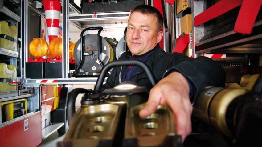 Gerätewart Dirk Rößner am Hydraulischen Rettungsgerät | Foto: FF Lugau/Schimmel