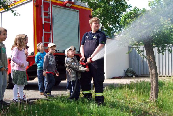 Kinder spritzen mit dem Strahlrohr