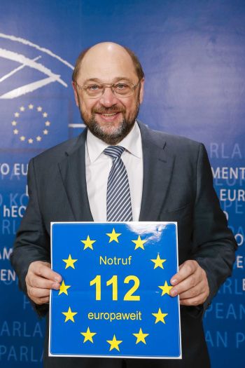 Der damalige Präsident des Europäischen Parlaments, Martin Schulz, wirbt für den europaweiten Notruf 112