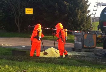 Zwei Kameraden der FF Lugau in der Endphase des Einsatzes beim Entfernen des Schwefels