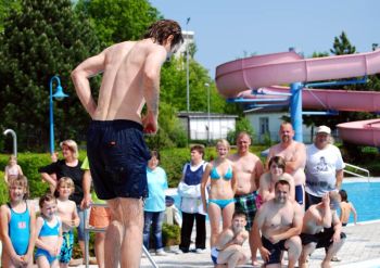 Bürgermeister Weikert vor dem Sprung ins kalte Wasser