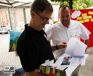 Mike Brendel (links) bekommt das Projekt erklärt Mike Brendel (links) bekommt das Projekt erklärt