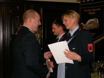 Wehrleiter André Böhme gratuliert Chris Franke und Claudia Langer zur Beförderung.