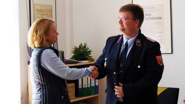 Glückwünsche von Wahlleiterin Alexandra Lorenz-Kuniß an den wiedergewählten stellvertretenden Ortswehrleiter Sven Schimmel Glückwünsche von Wahlleiterin Alexandra Lorenz-Kuniß an den wiedergewählten stellvertretenden Ortswehrleiter Sven Schimmel