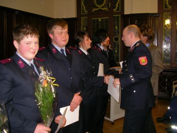 8 Kameraden aus der Jugendfeuerwehr werden in die Einsatzabteilung aufgenommen.