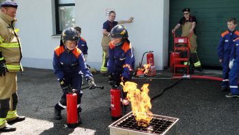 Löschversuche am Brandsimulationsgerät