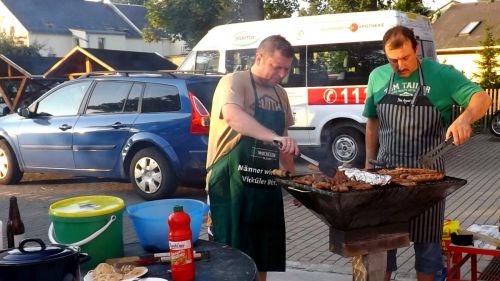 Vatis als Grillmeister bei der Arbeit