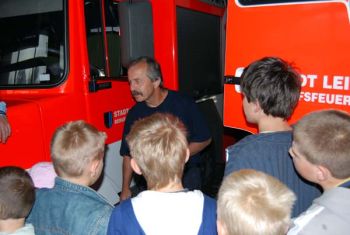 Ein Breufsfeuerwehrmann aus Leipzig erklärt die Technik