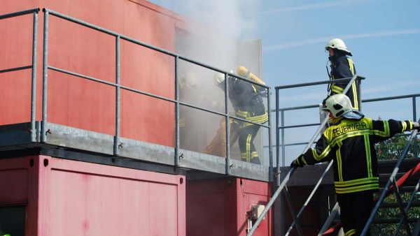 Im Brandcontainer lassen sich unterschiedliche Szenarien simulieren. | Foto: FF Lugau/Schimmel