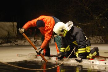 Suche nach einer Vermissten unter dem Eis