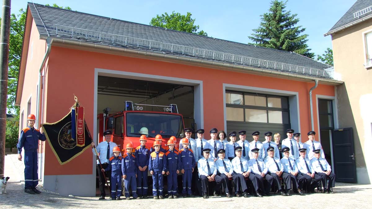 Kameradinnen und Kameraden der Erlbach-Kirchberger Feuerwehrabteilungen vor dem Gerätehaus | Foto: OF Erlbach-Kirchberg
