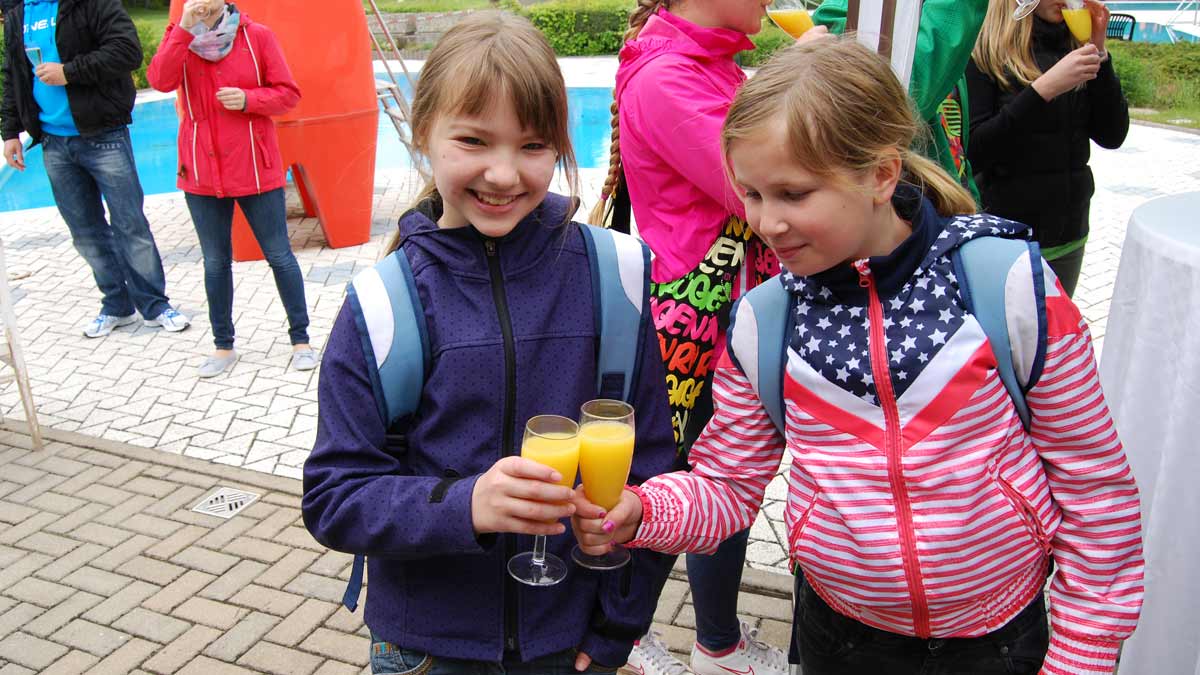 Die Jugendfeuerwehrleute stoßen mit Orangensaft an