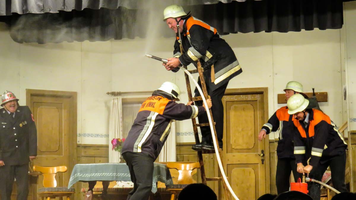 Ein Feuerwehrtheaterstück zeigt, dass auch Einsätze manchmal zum Schmunzeln anregen. | Rechte: PIXABAY